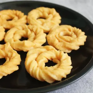 Puzhungal Arisi Kai Murukku 200g 3 SriVaraha Foods Kai Suthu Murukku Kaimurukku Snacks 200g புழுங்கல் அரிசி முறுக்கு